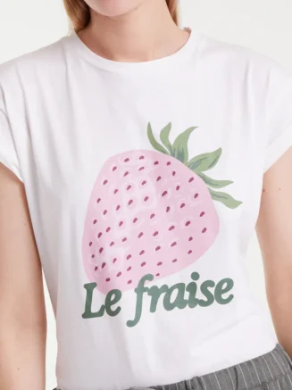 Camiseta blanca con estampado de fresa
