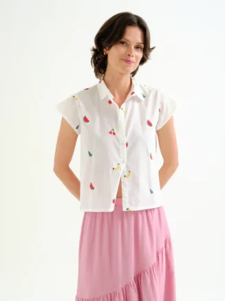 Camisa blanca con bordado de Ensalada de frutas