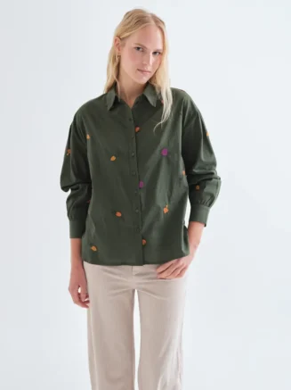 Camisa con bordados de vegetales
