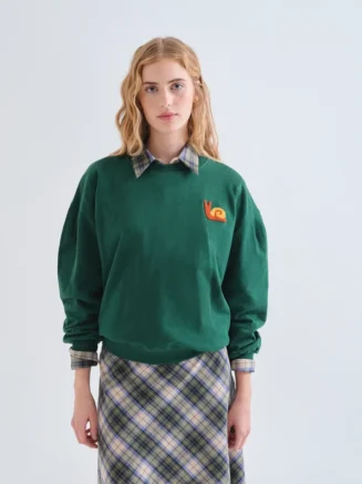Sudadera verde con parche de caracol